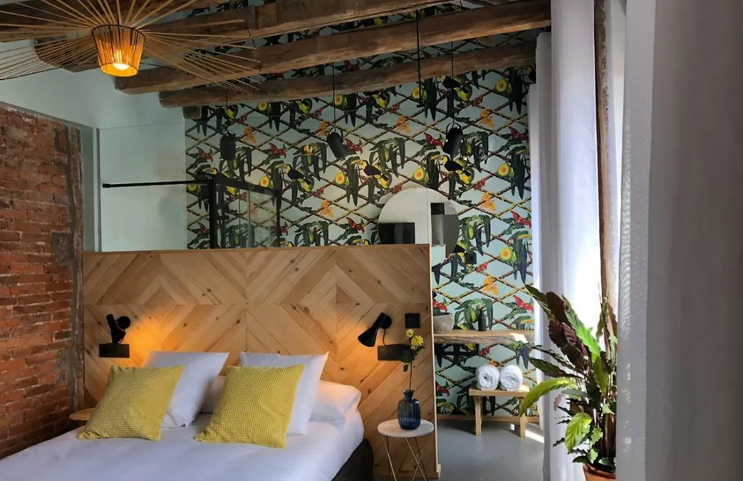 13 Suites-1